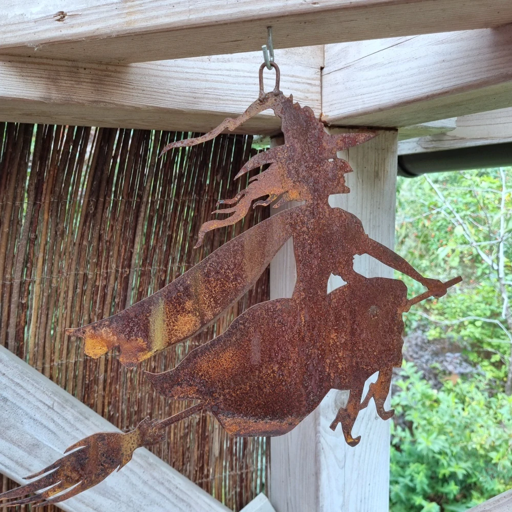 Zahradní kovová dekorace na zavěšení Čarodejnice na koštěti