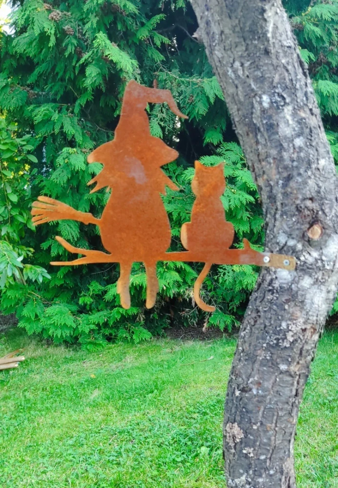 Zahradní kovová dekorace corten Čarodejnice s kočkou rezavá