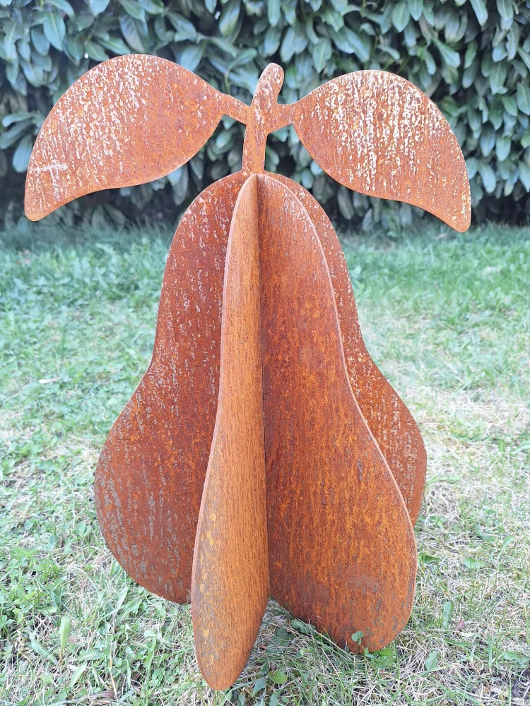 Kovová zahradní dekorace Hruška 3D střední 47 cm corten