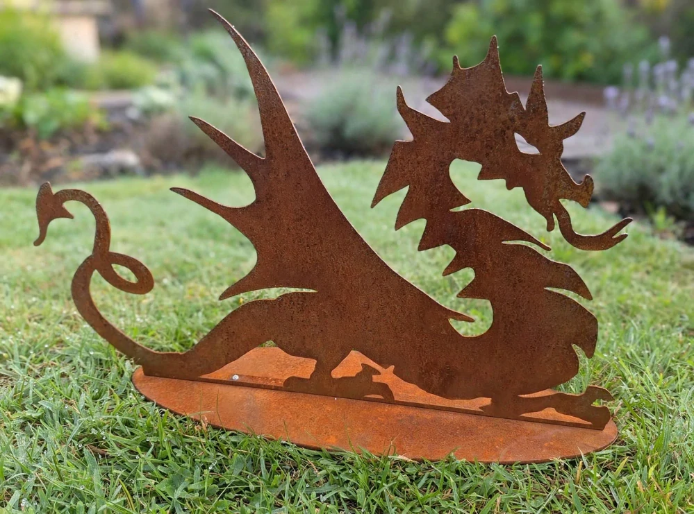 Zahradní kovová dekorace Drak na podstavci corten výška 40 cm