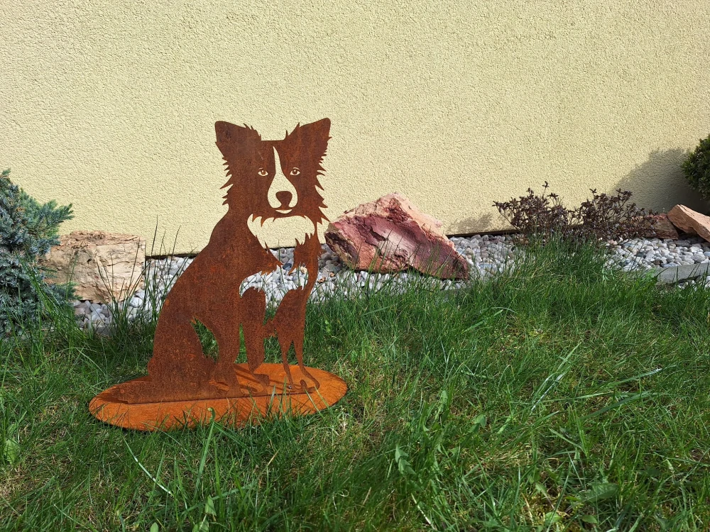 Zahradní kovová dekorace Pes malý na podstavci corten výška 40 cm