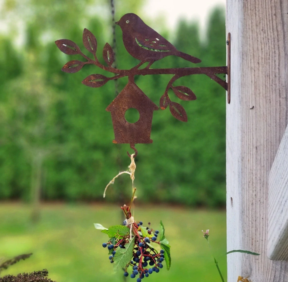Zahradní kovová dekorace Ptáček na větvi - krmítko pro ptáky