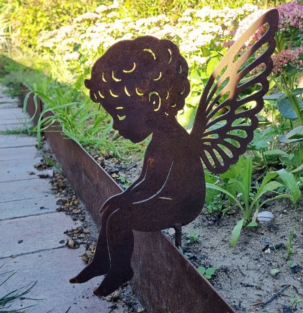 Kovová dekorace do květináče Anděl rezavý
