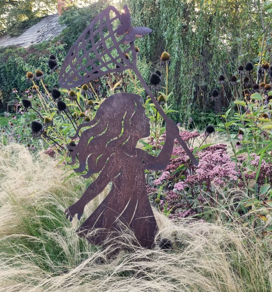 Kovová dekorace na zahradu Dívka s motýlí síťkou 130 cm