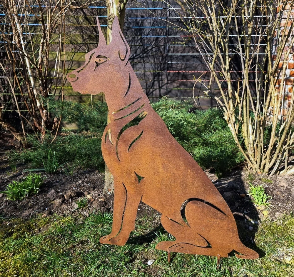 Kovová dekorace do zahrady Dobrman rezavý