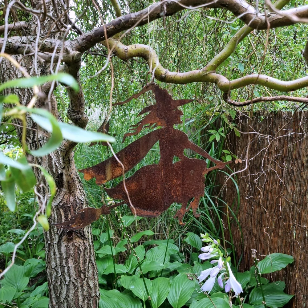 Zahradní kovová dekorace na zavěšení Čarodejnice na koštěti