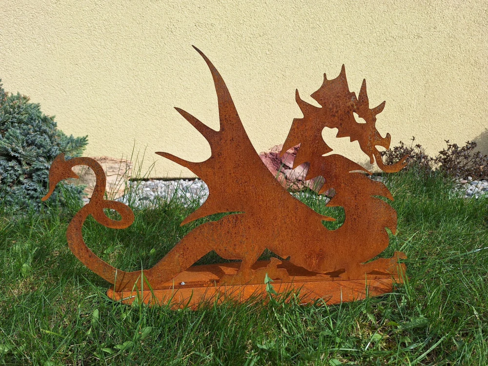 Zahradní kovová dekorace Drak na podstavci corten výška 40 cm