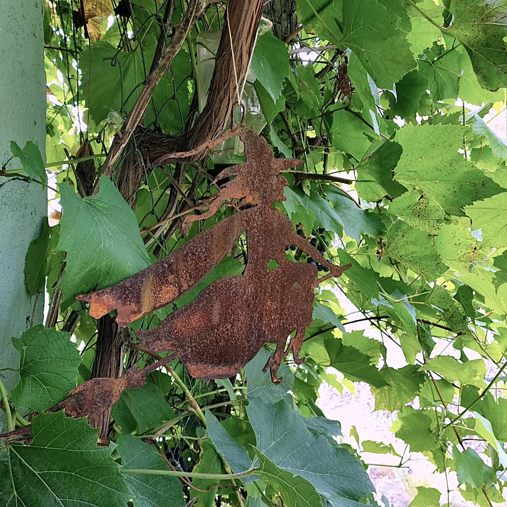 Zahradní kovová dekorace na zavěšení Čarodejnice na koštěti