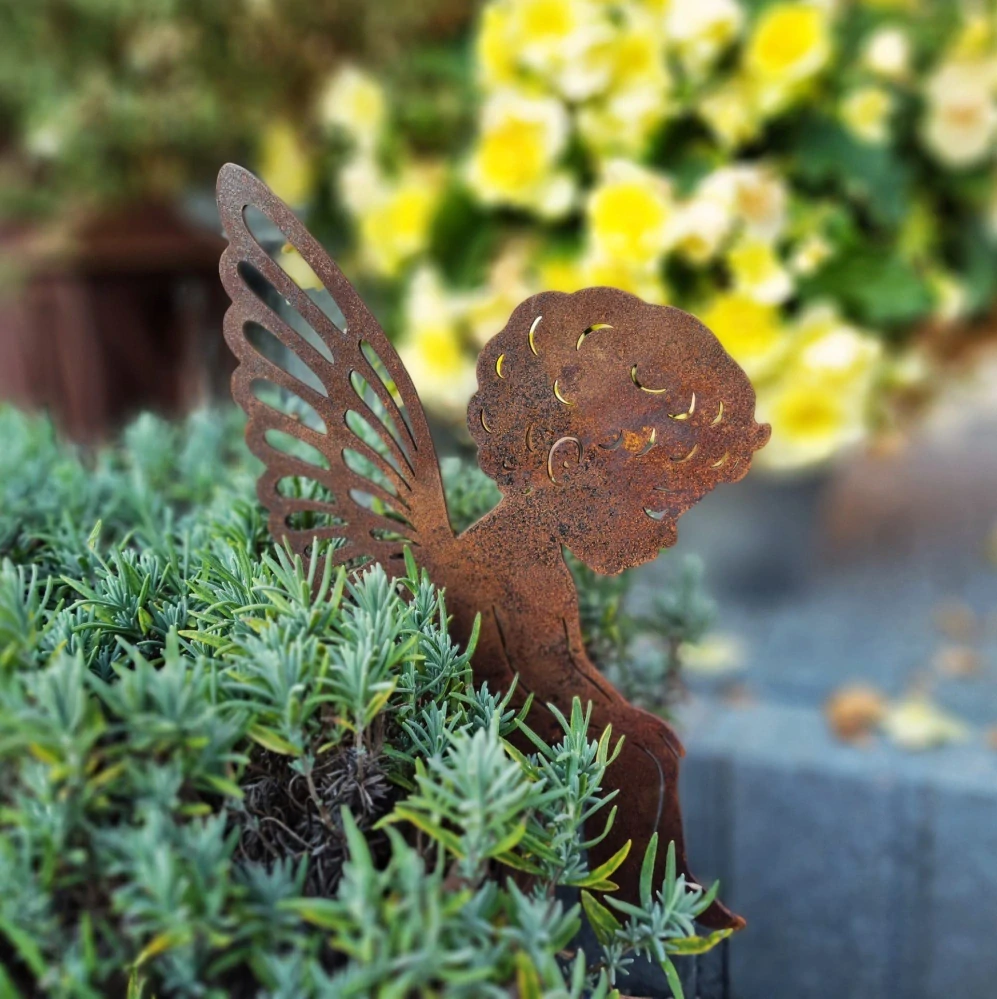 Kovová dekorace do květináče Anděl rezavý