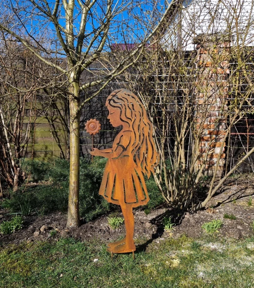 Kovová dekorace na zahradu Dívka se slunečnicí rezavá 115 cm