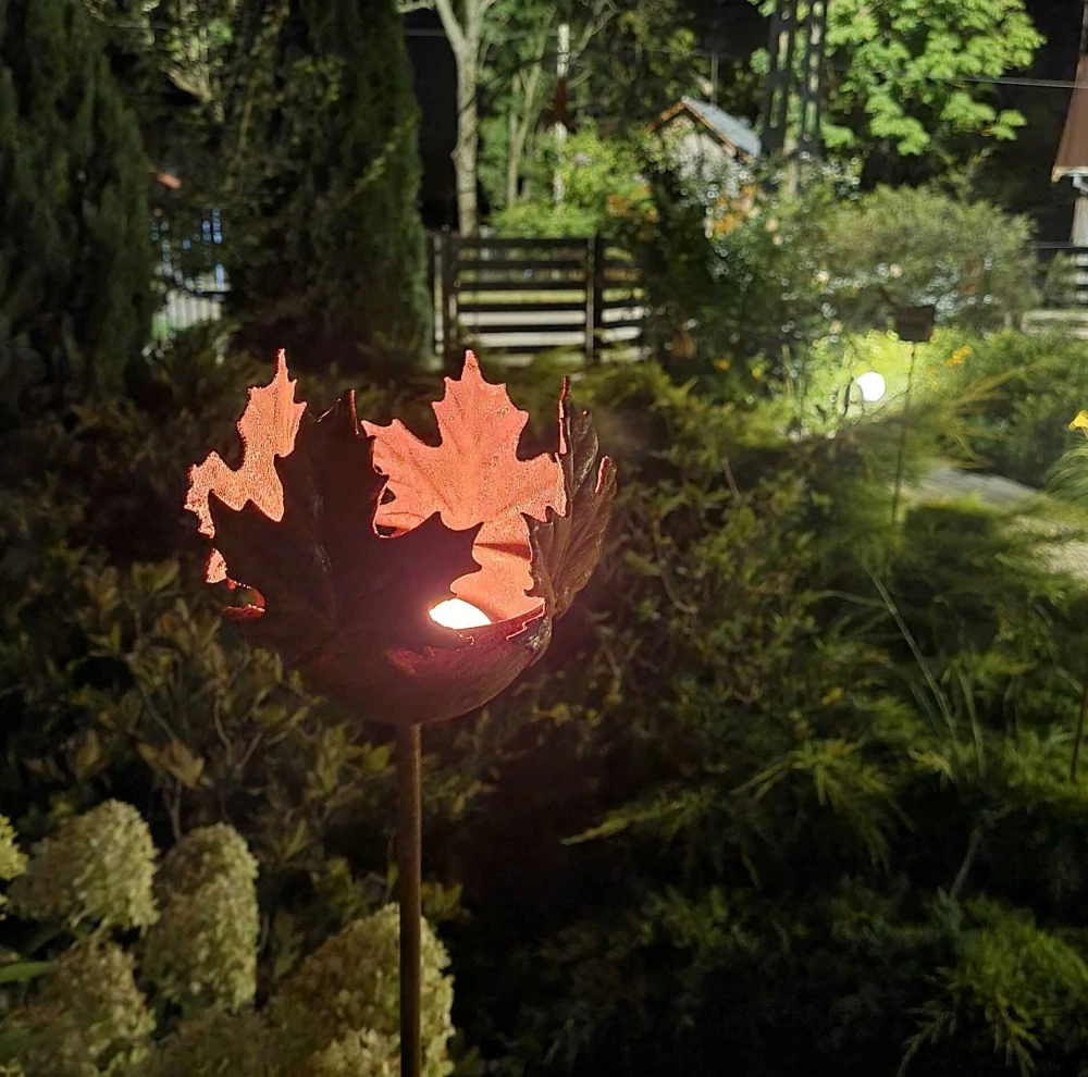 Dekorativní zahradní lucerna na vysoké tyči rezavá