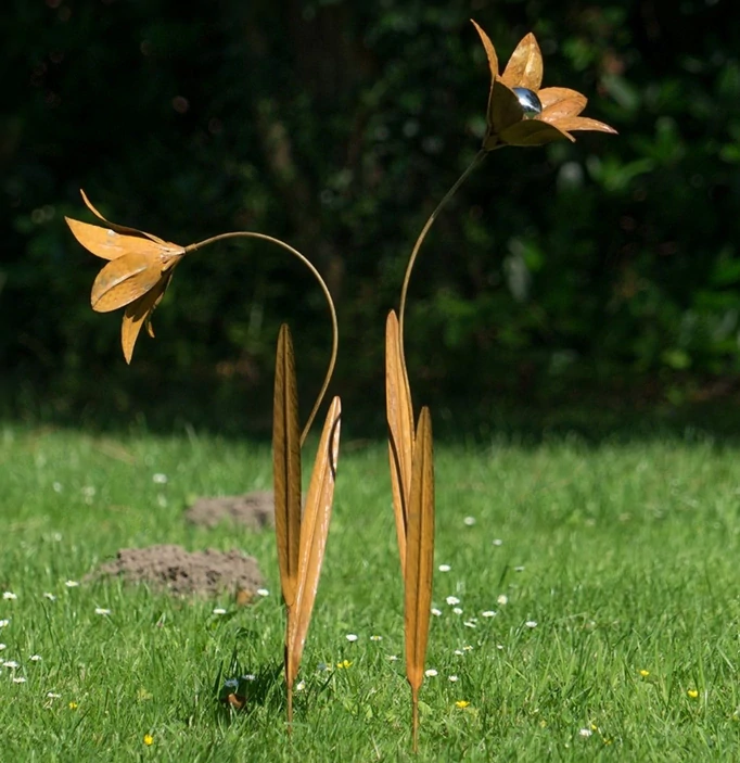 Zahradní kovový zápich Lilie S s kuličkou 70 cm