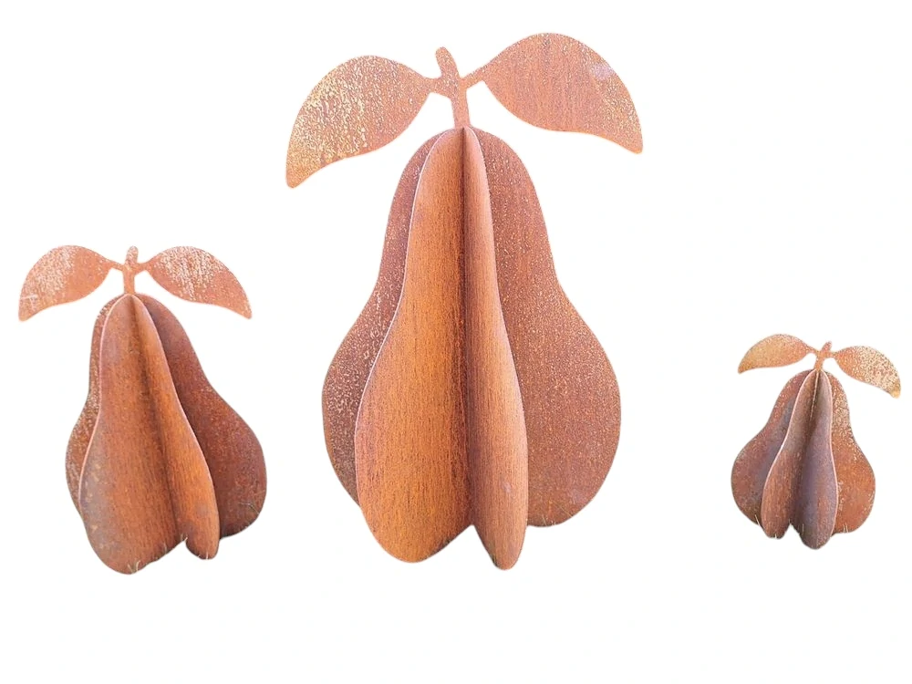 Kovová zahradní dekorace Hruška 3D střední 47 cm corten
