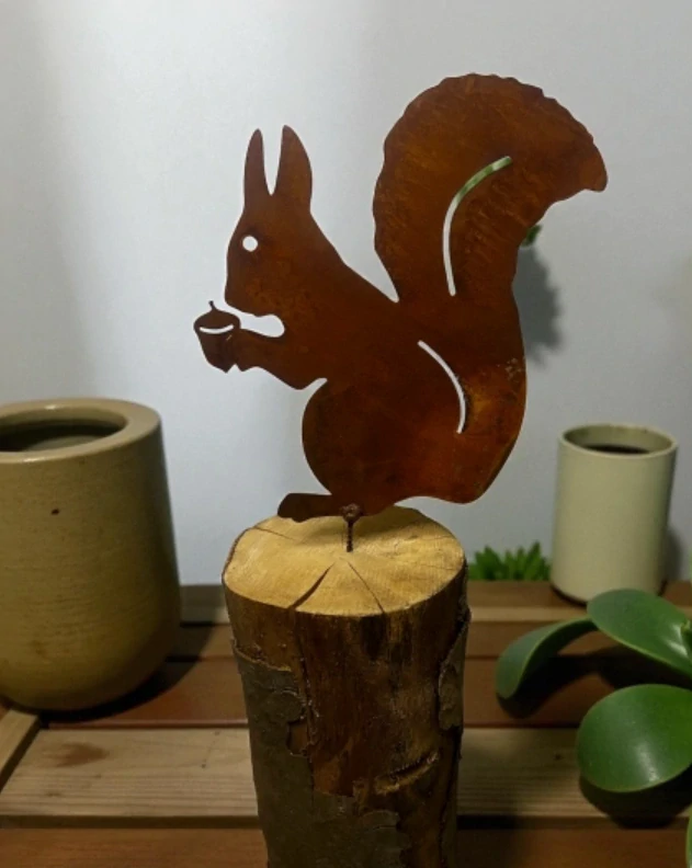 Kovová zahradní dekorace Veverka s oříškem rezavá 20 x 20 cm