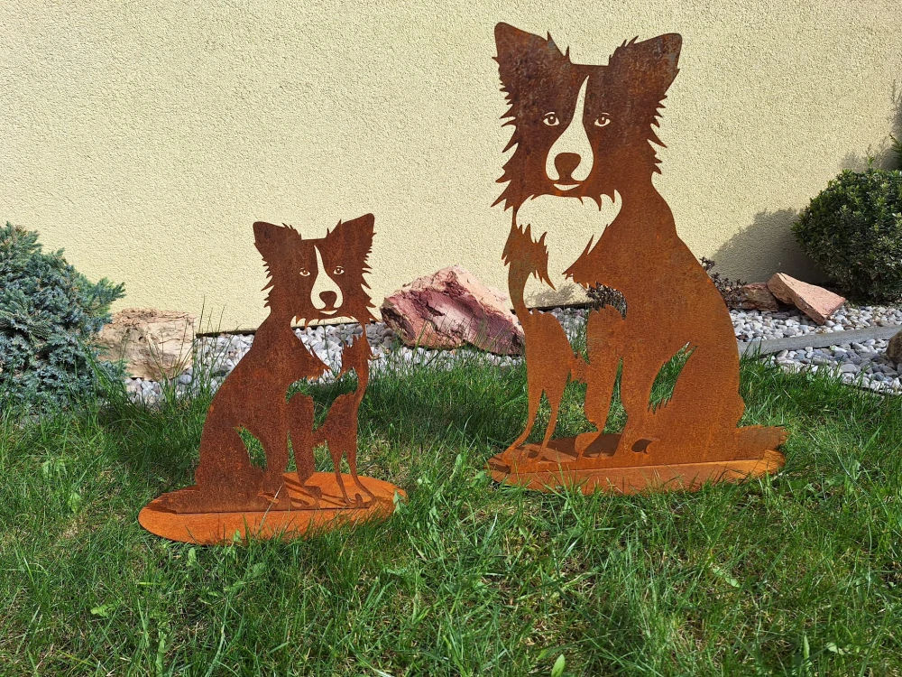 Zahradní kovová dekorace Pes malý na podstavci corten výška 40 cm