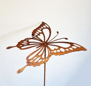 Zahradní kovový zápich Motýl v letu rezavý